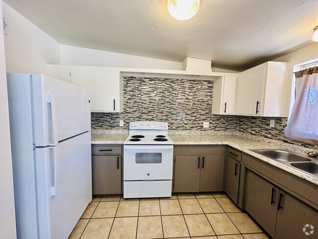 Building Photo - 2bd/1.5 -REMODELED single story with yard Rental