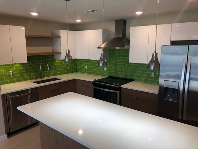 Building Photo - Beautiful Talbach House Condo!