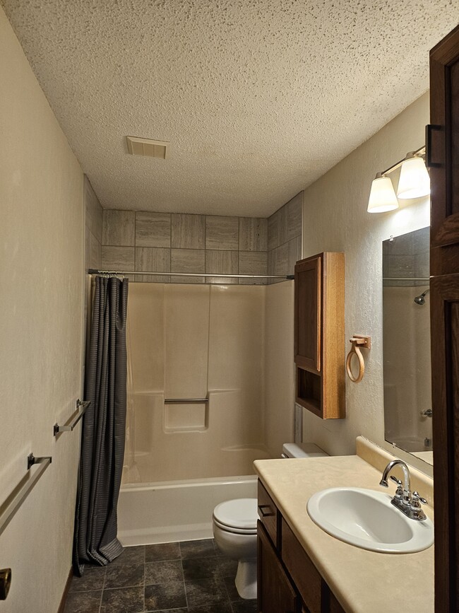 Photo - 1006 Emerald Ct Unit #2