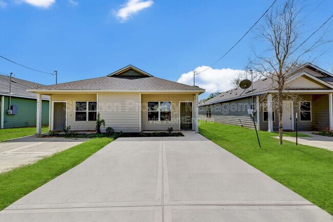 Photo - 409 E Avenue G