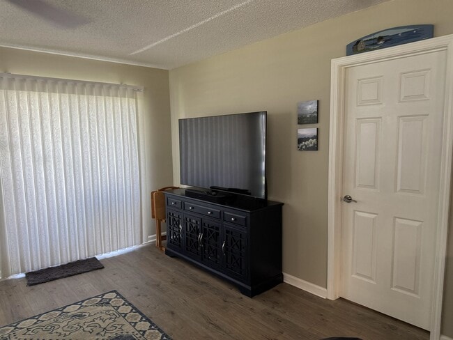 Photo - 643 Woodmoor Dr
