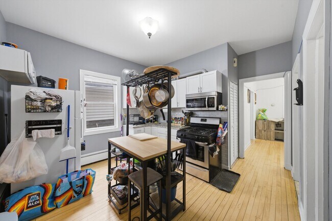 Photo - 3730 N Troy St Unidad 2