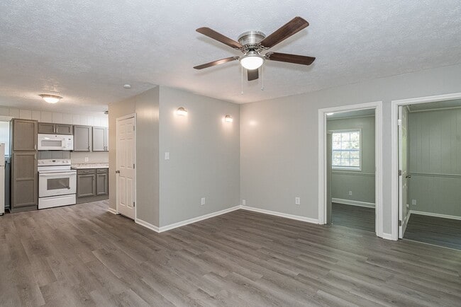 Building Photo - Beautifully FULLY RENOVATED 2 Bdr 1 bath i... Unit 2 Rental