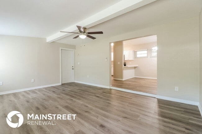 Photo - 827 E River Dr