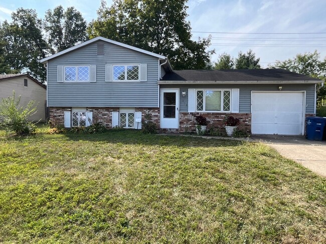 Building Photo - Three bedroom 1.5 bath single family home ...