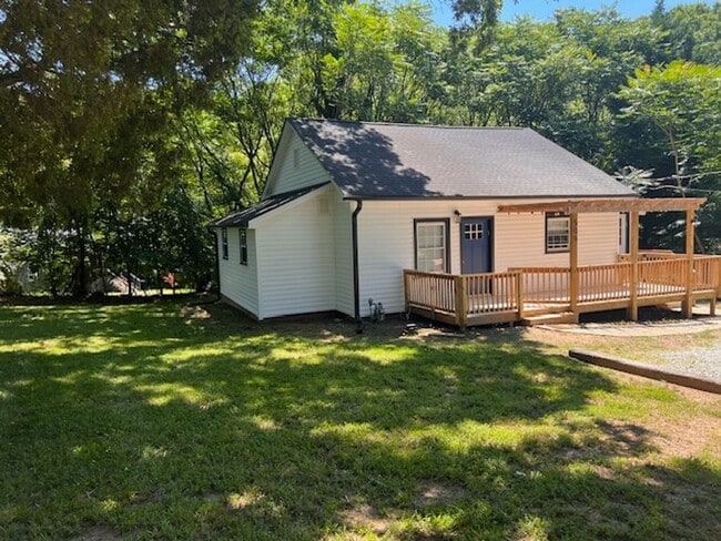 Building Photo - Charming Hillsborough Ranch with Landscapi... Rental