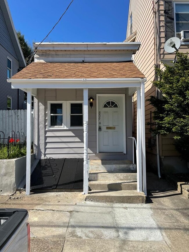 Building Photo - 809 Spring Garden St Rental