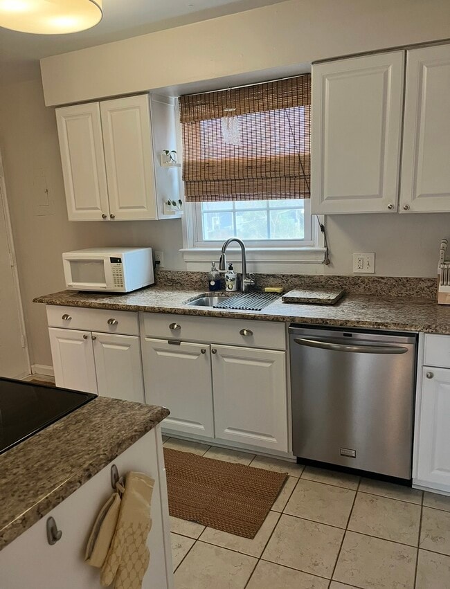 335 Wakefield Dr Unidad Myers Park Condo