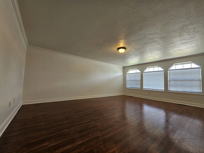 Photo - 1823 Valley View Dr House