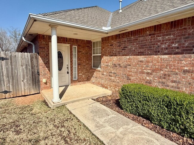 Building Photo - Cute 3 Bed Duplex In Yukon