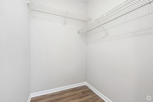 2BR, 2BA - 1,204SF - Walk-In Closet