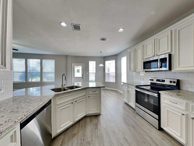 Photo - 670 Sylvan St SW