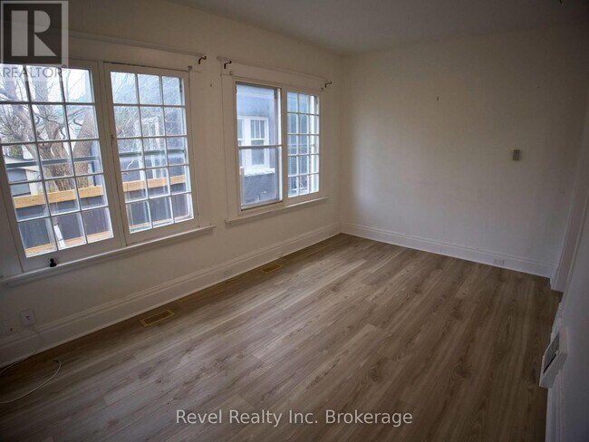 Photo - 511 King St Unité B