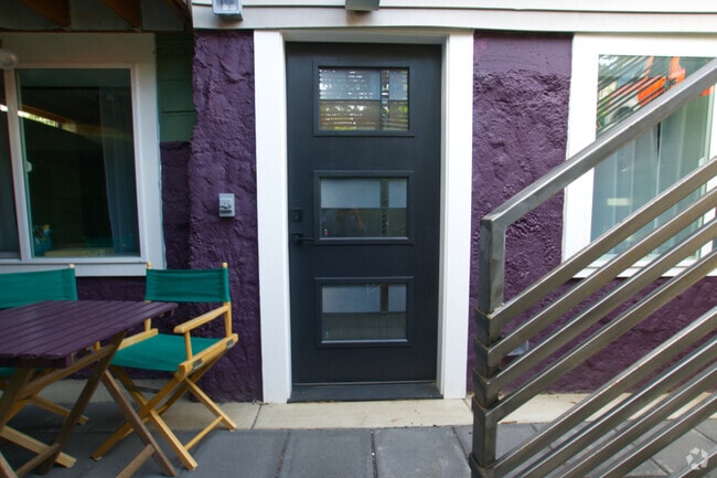 Building Photo - 4157 SE Brooklyn St Unit The Roost- Sunny 2B2b Rental