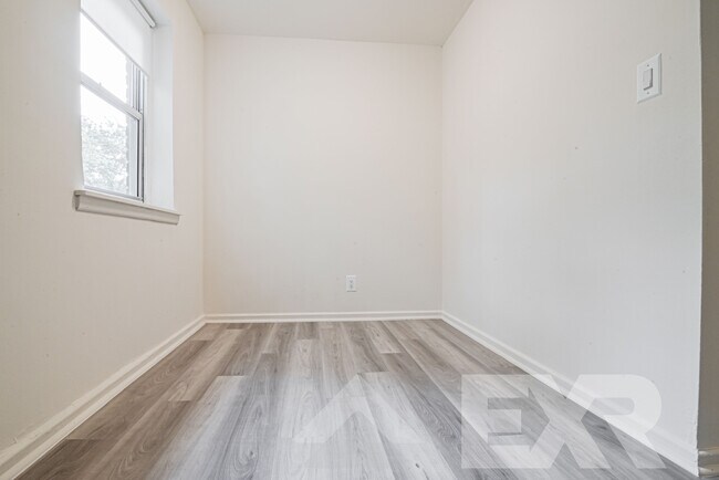 Photo - 11 Stratford Ave Unit 1B