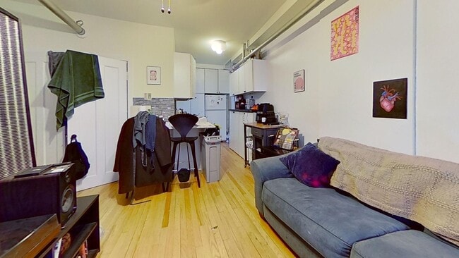 Building Photo - East Lakeview Garden Studio includes Heat Unit 658 G