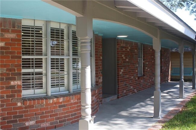 Building Photo - 3006 Maplelawn Cir