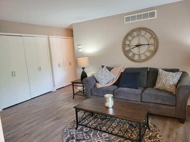 Carriage Hill Apartments - Dearborn Heights, MI