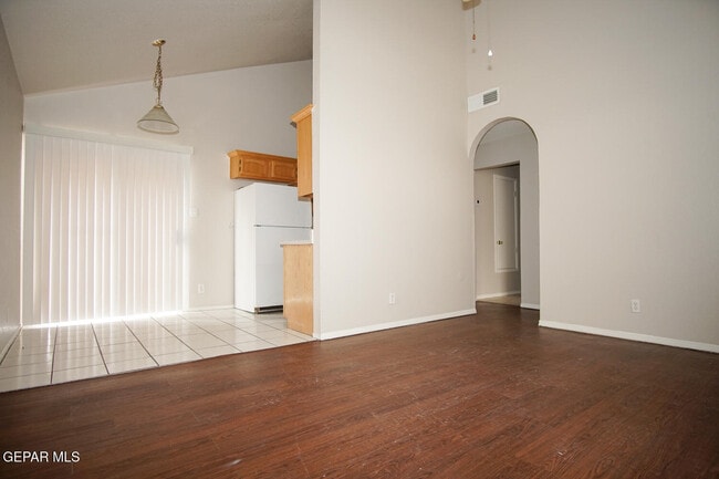 Photo - 10957 Chippendale Ave