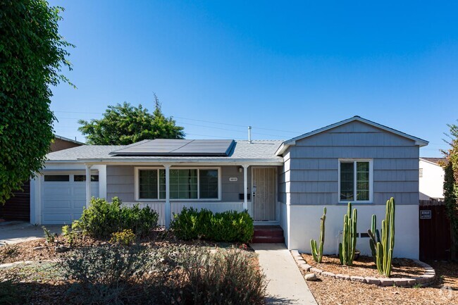 Building Photo - Traditional Home with Large Backyard!