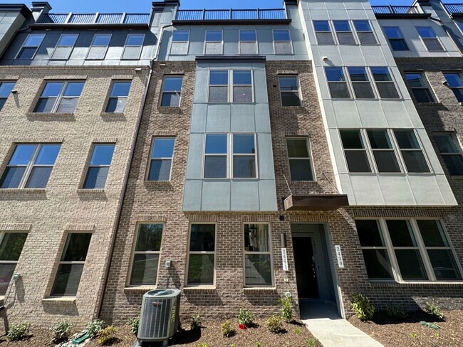 Building Photo - Brand New 3 Bed 2.5 Bath Townhouse Style C...