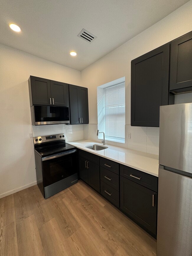 Building Photo - 839 S Jackson St Unit 5