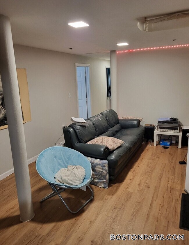 Building Photo - 38 Hemenway St Rental