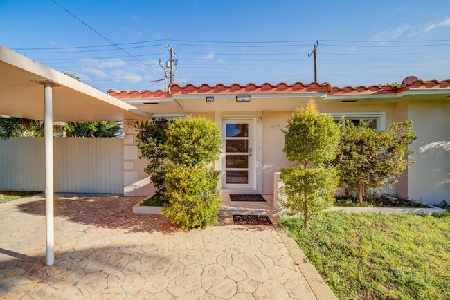 Photo - 917 NE 164th St