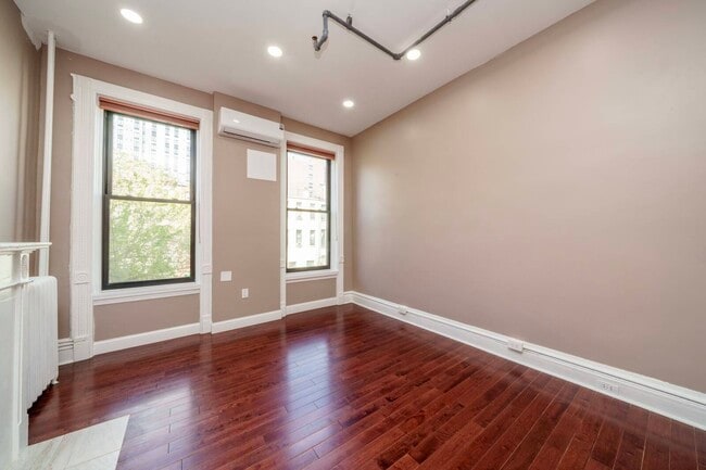211 W 122nd St