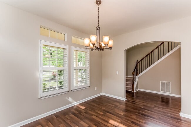 Photo - 332 Pinehurst Way