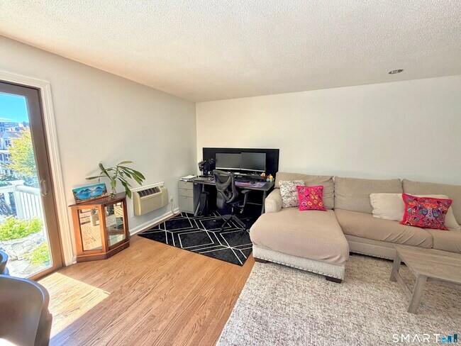 180 Glenbrook Rd Unit 15