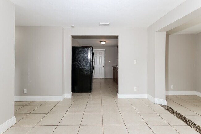 Photo - 725 W 6th St