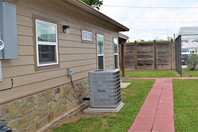 Photo - 412 Pecan St
