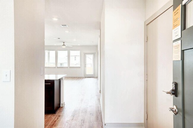 Photo - 10600 Seguin St