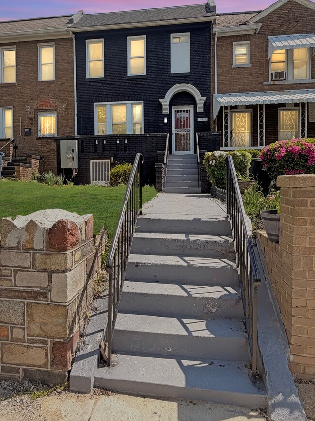 Building Photo - 1711 2nd St NE