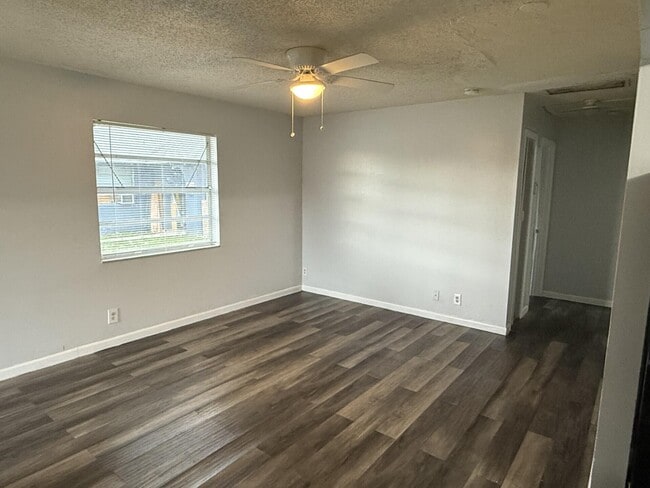 Photo - 1110 S H St