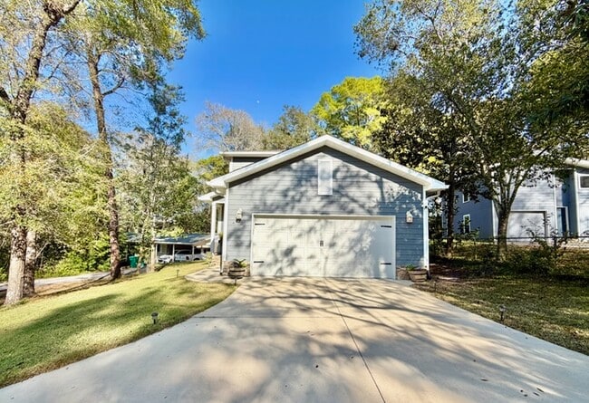 Building Photo - 411B Redwood Ave