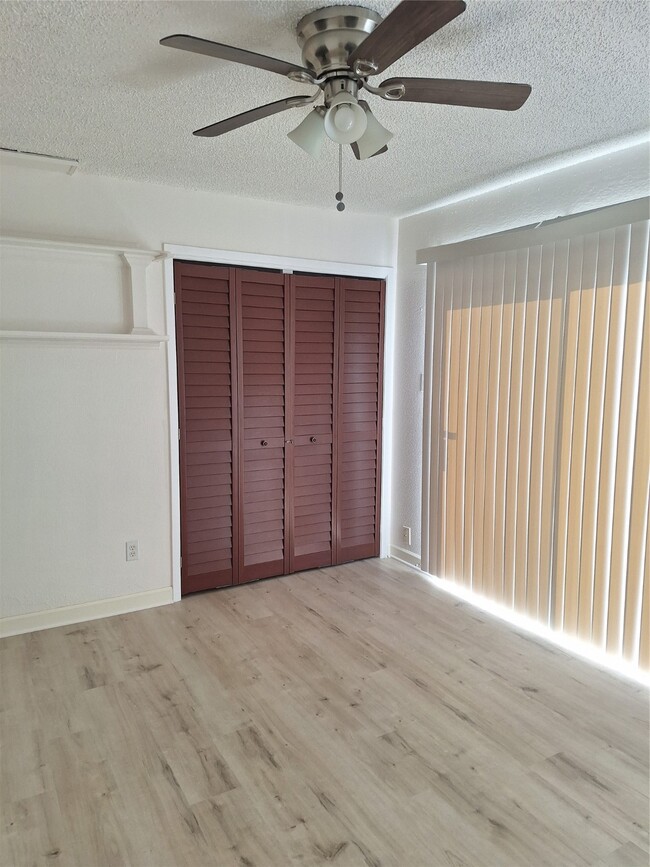 Photo - 4030 Knoll Glen Dr
