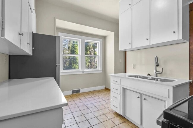 309 W 12th St
