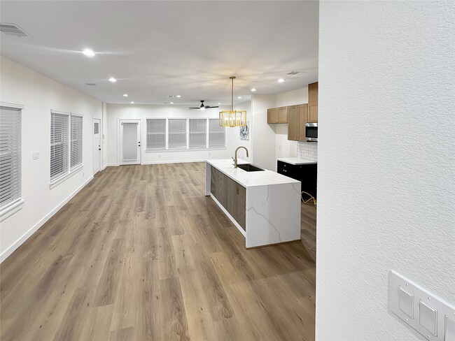 Photo - 6004 Bacher St