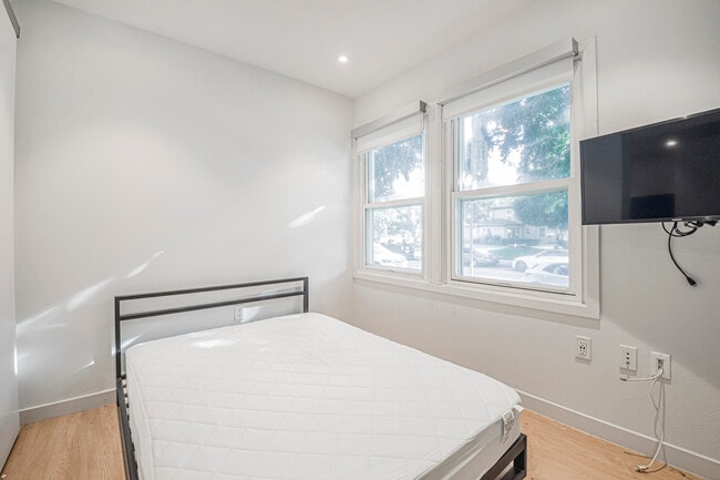 Building Photo - 5869.5B W 88th St