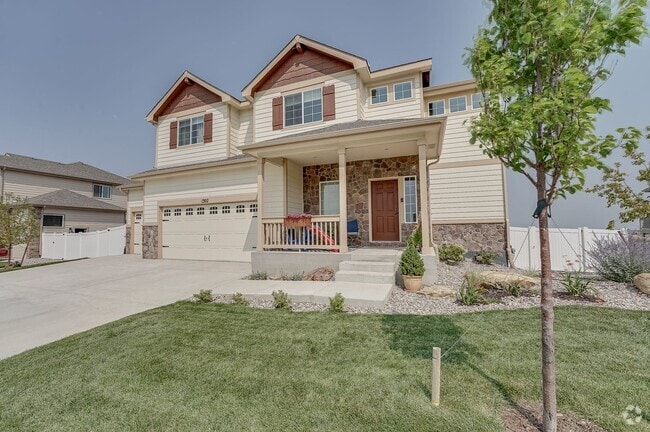 Building Photo - Beautiful 4 Bed, 3 1/2 Bath House in Sever...