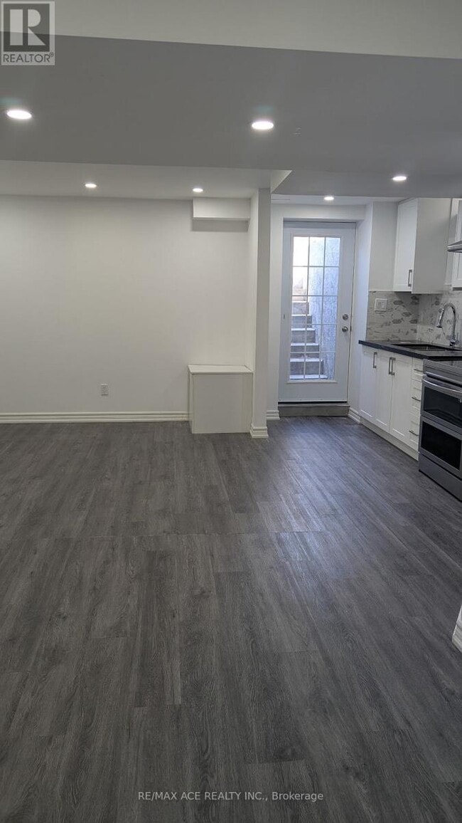 Photo - 12 Formosa Ave