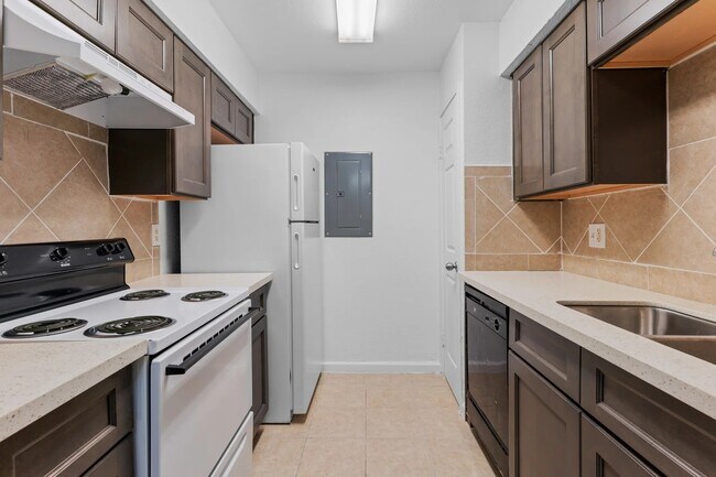 Building Photo - Don’t Miss Out | Inquire for Current Move-... Unit FPL2 Rental