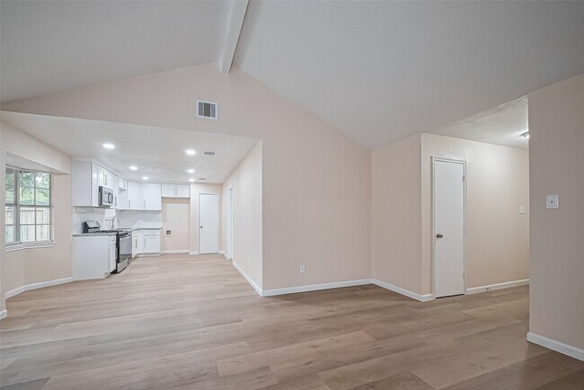 Building Photo - 1612 Sleepy Hollow Dr