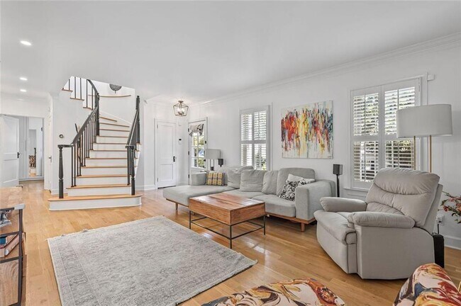 Photo - 346 Redland Rd NW