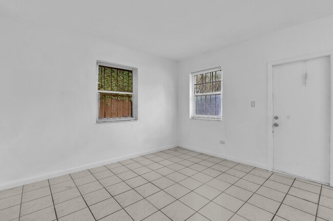 Photo - 250-252 NE 77th St