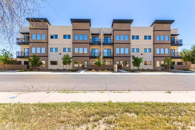 Building Photo - 2063 E Lemon St Unit 3004