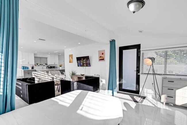 Photo - 17835 NE 6th Ave Unidad ID1372317P