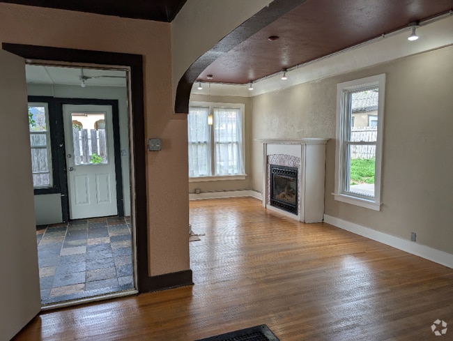Building Photo - 709 E Lewis St Rental